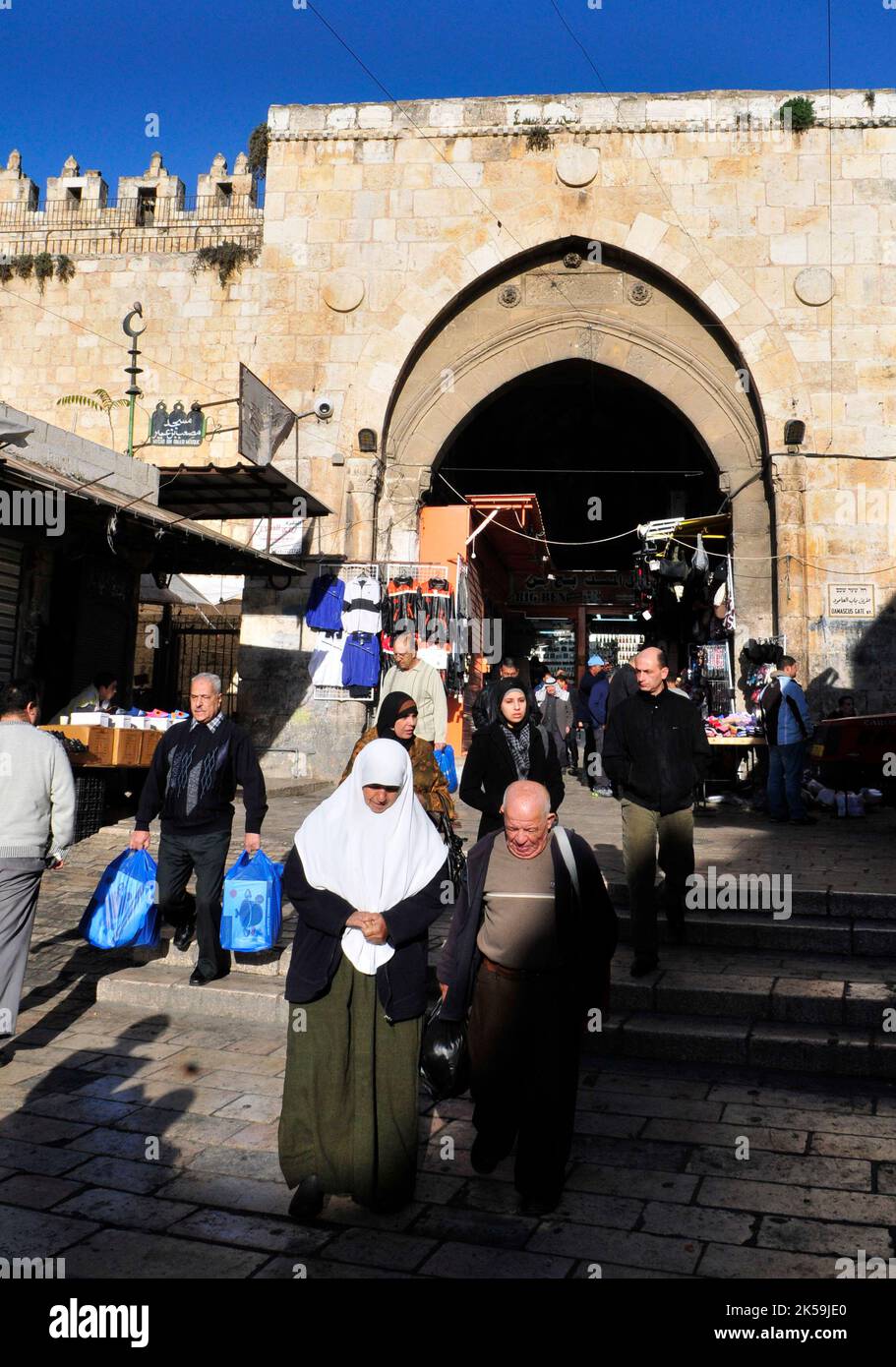 Il vivace mercato vicino alla porta Damasco all'interno della città vecchia di Gerusalemme. Foto Stock