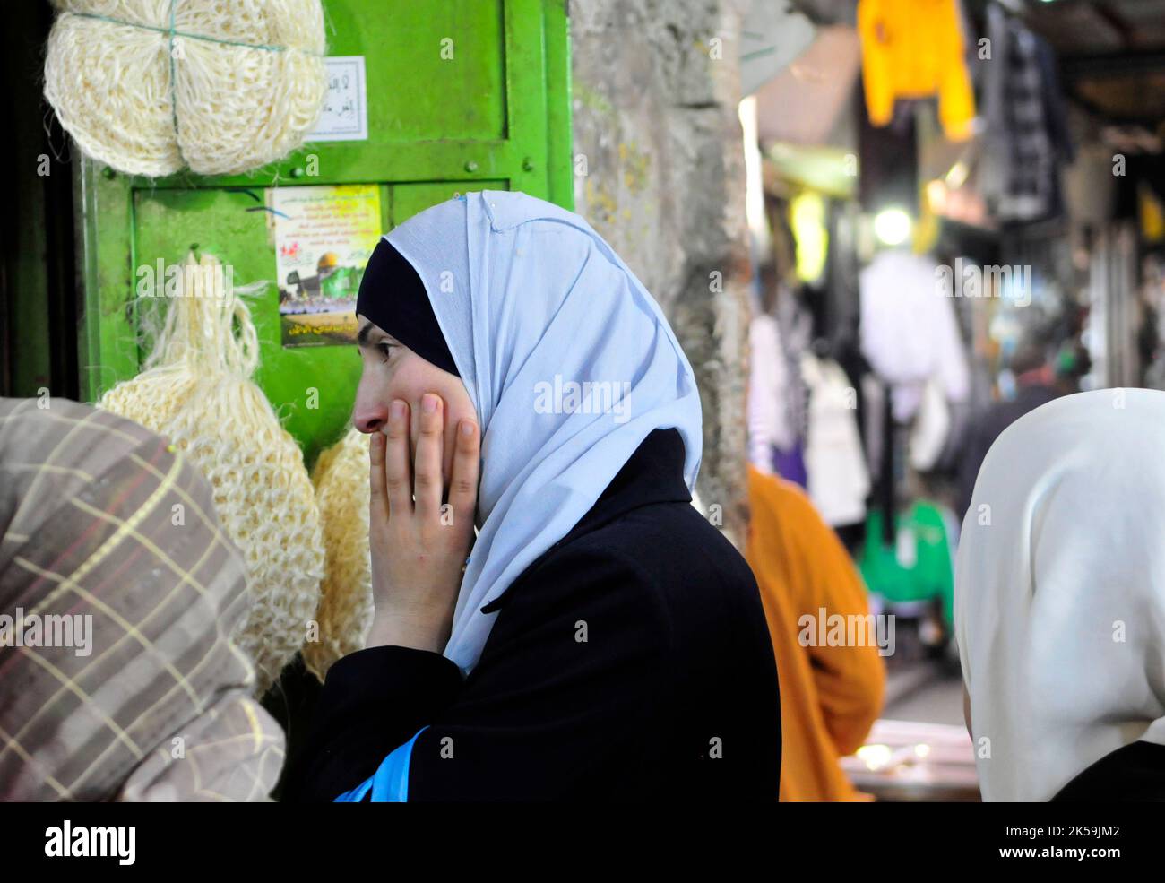 Il vivace mercato nel quartiere musulmano di Gerusalemme la città vecchia. Foto Stock