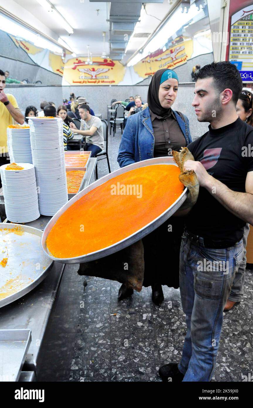 Dolci freschi di Knafeh a Jafar nel quartiere musulmano nella città vecchia di Gerusalemme. Foto Stock