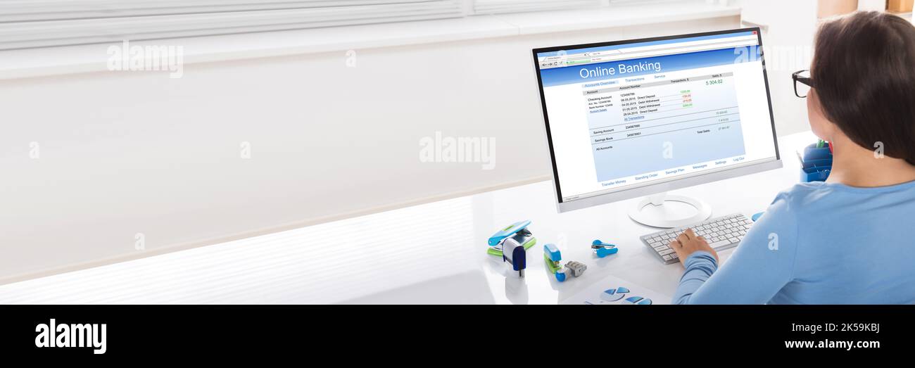 Conto bancario online. Verifica dei risparmi in Office Foto Stock