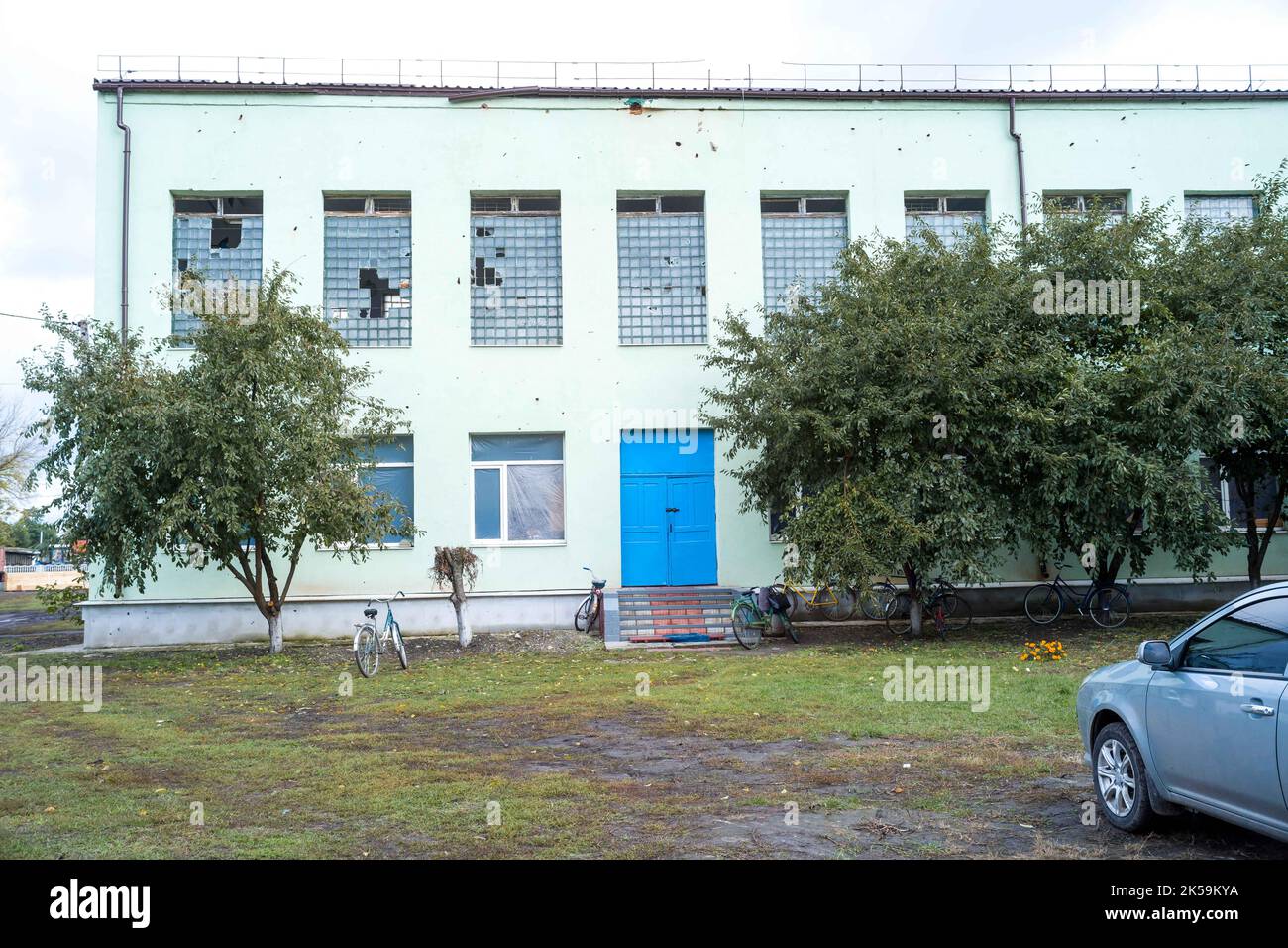 La facciata della scuola è bombardata, le finestre sono esplodere. Sulla strada per la scuola di Dimitry nel villaggio di Novvy Bykiv, bombardato e occupato dai russi 33 giorni, dal 13 marzo al 17 aprile 2022. Ucraina, Novvy Bykiv, il 05 ottobre 2022. Foto di Patricia Huchot-Boissier/ABACAPRESS.COM Foto Stock