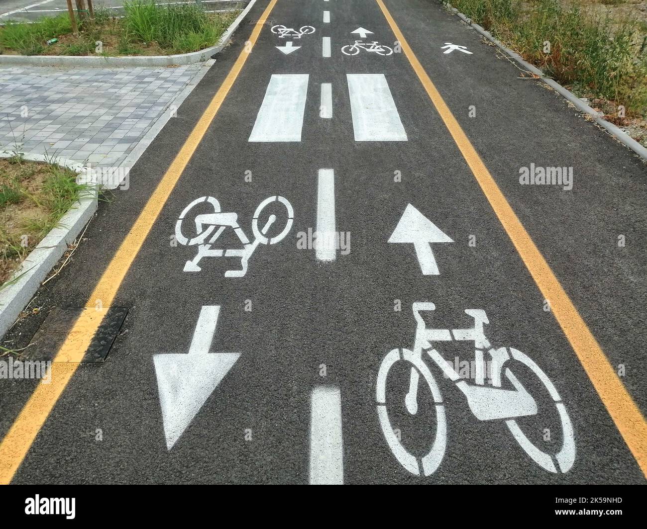 Strada per biciclette, segnaletica stradale in città Foto Stock