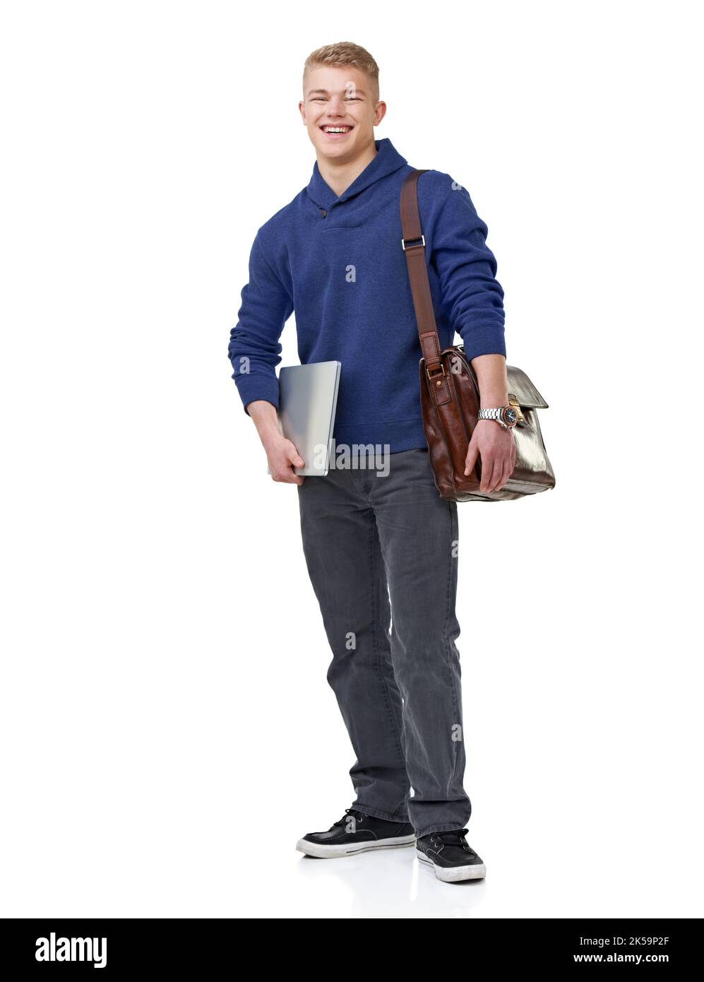 Lavora sodo all'università. Ritratto completo di un bel giovane studente in piedi con la sua borsa a mano e il suo taccuino. Foto Stock