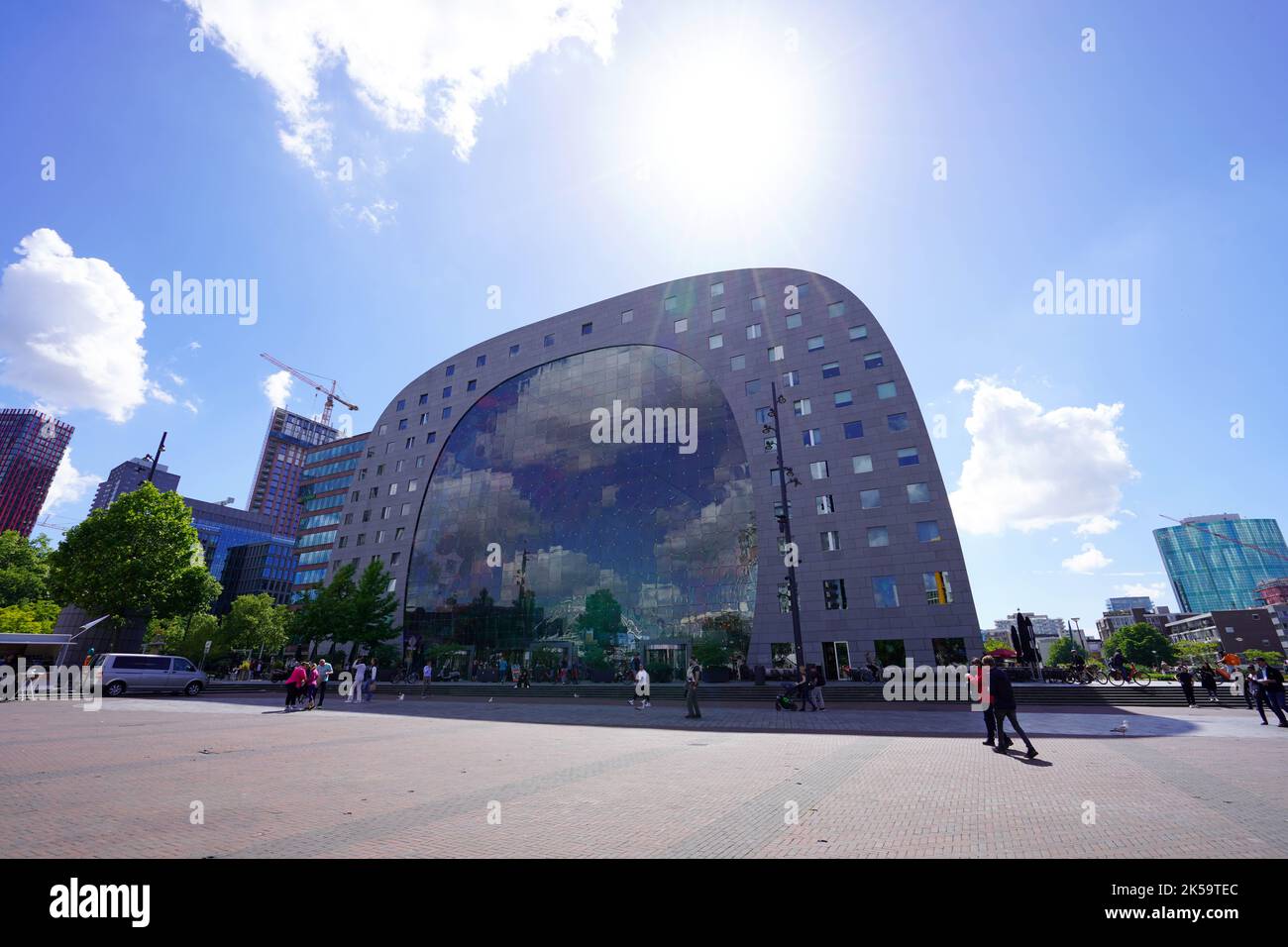 ROTTERDAM, PAESI BASSI - 9 GIUGNO 2022: Il paesaggio urbano di Rotterdam con il mercato nel giorno di sole, Paesi Bassi Foto Stock