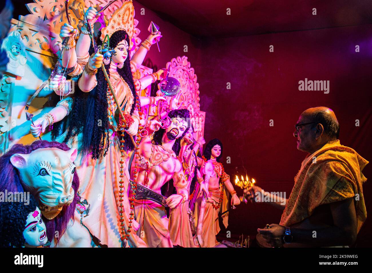 Un monaco indù sta eseguendo un rituale di puja durante Durga Puja Foto Stock