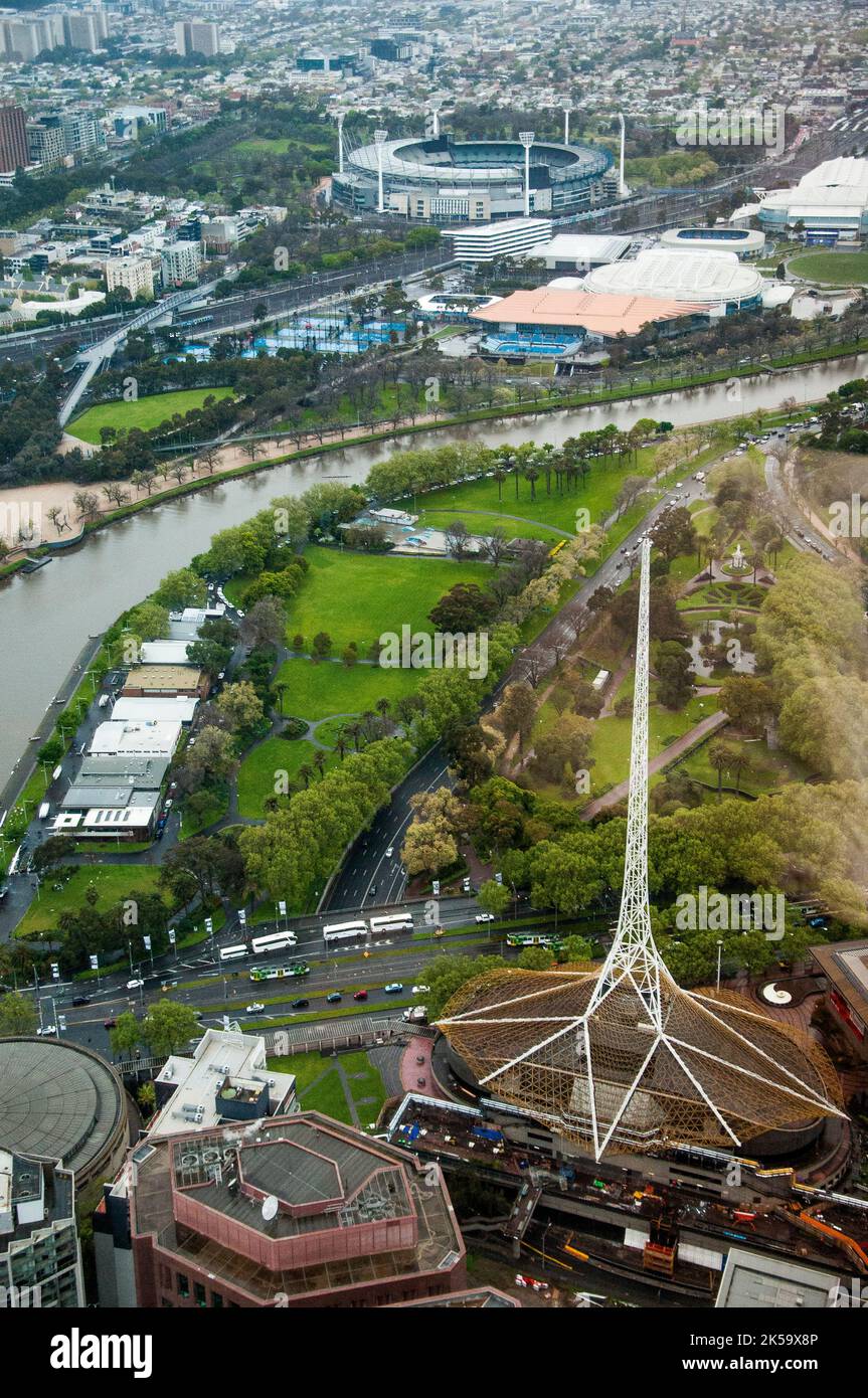 Vista sulla città di Melbourne dalla Eureka Tower, Southbank, che si affaccia su se, sulla guglia dell'Arts Centre, sui palazzetti del fiume Yarra e sulle arene sportive, tra cui il MCG Foto Stock