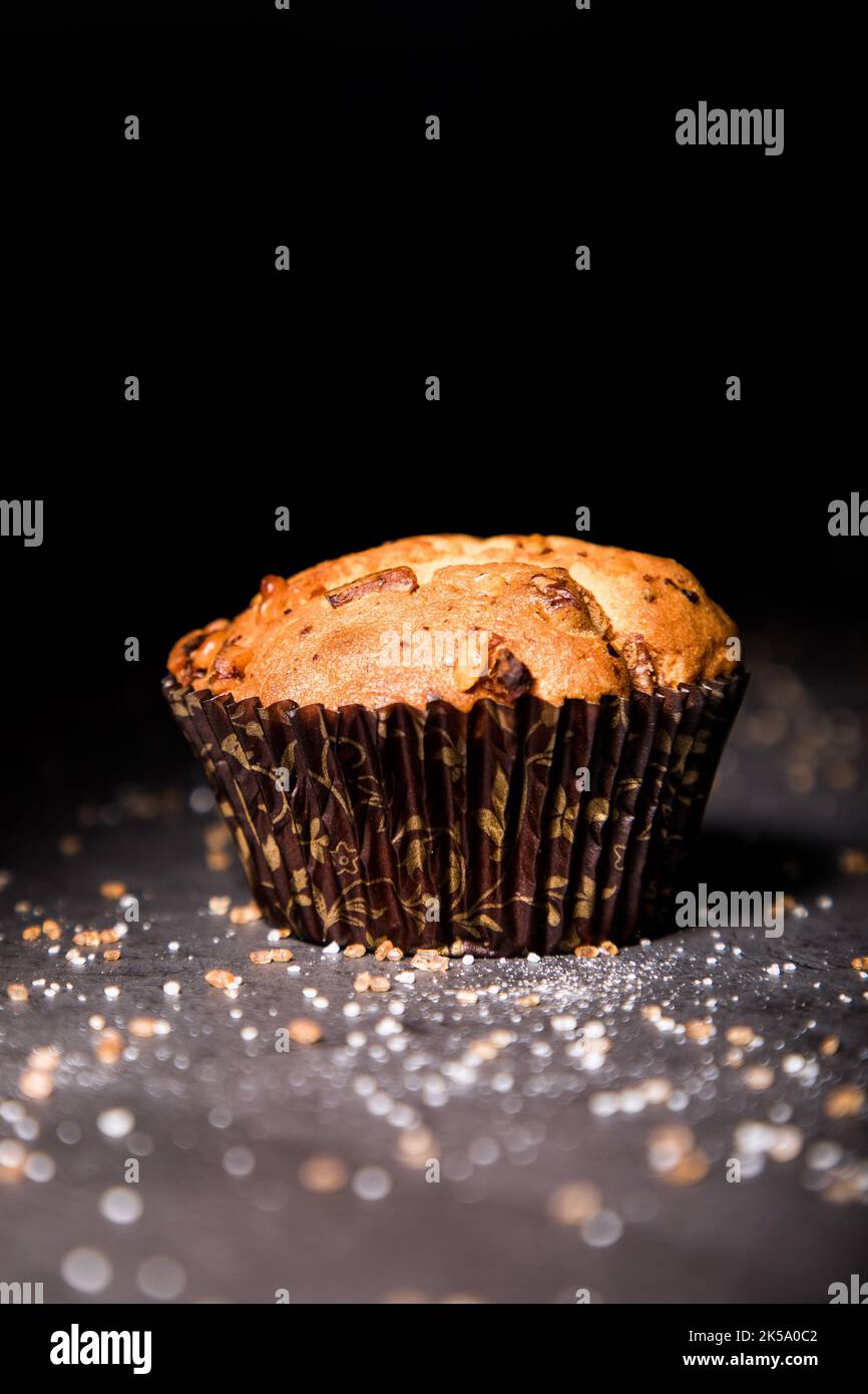 MUFFIN: Un pane dolce e umido che è più pesante di una torta o di un cupcake e sono cotti con dentellature a tazza Foto Stock