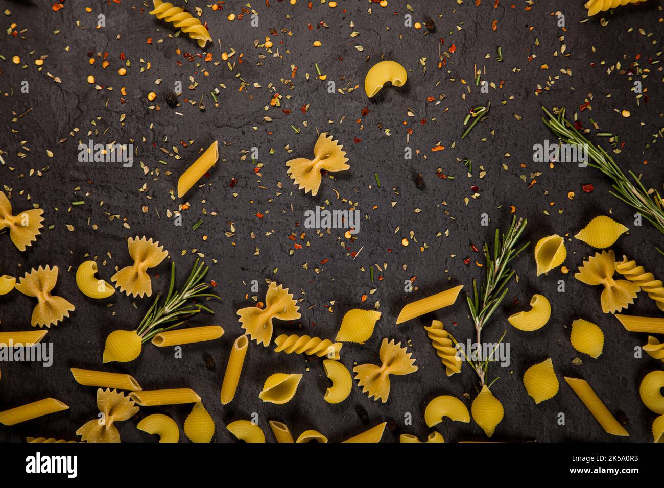 PASTA: Questa immagine mostra i diversi tipi di pasta e la combinazione di ingredienti utilizzati per preparare un'autentica ricetta di pasta. Foto Stock