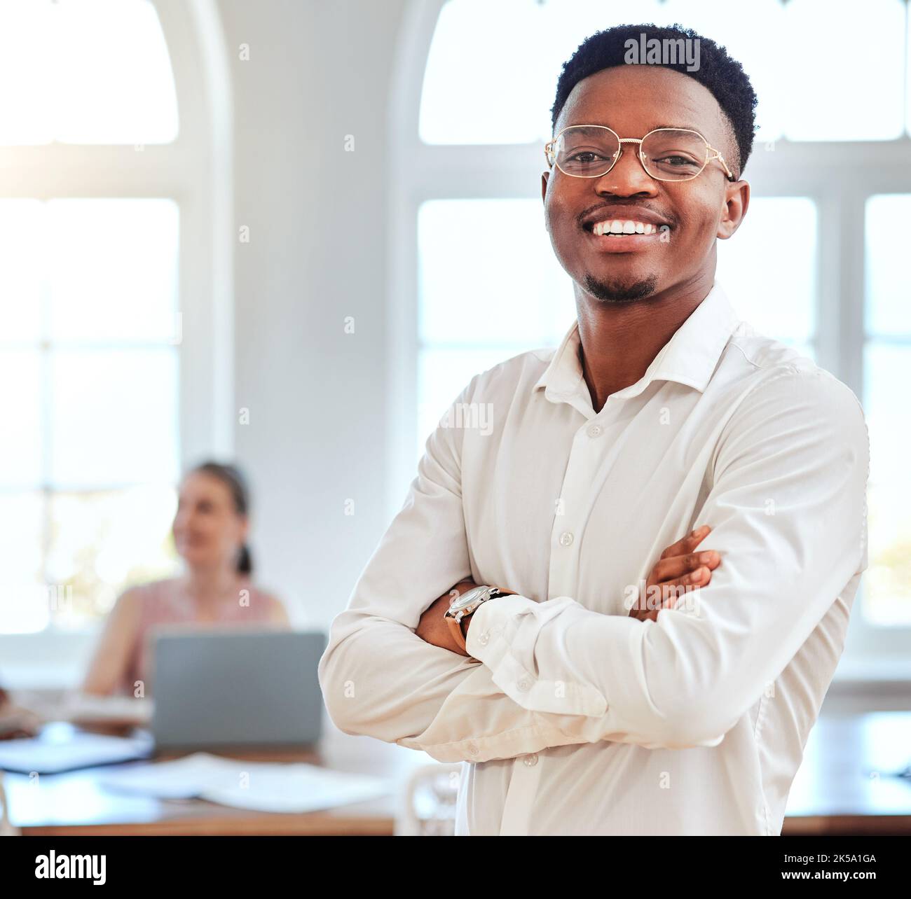 Leadership, uomo nero e di successo responsabile della contabilità aziendale lavoro presso l'ufficio della società finanziaria. Consulente finanziario maschio africano consulente in Foto Stock