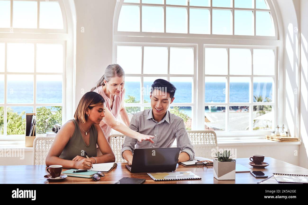 Lavoro di squadra, diversità e laptop per la collaborazione lavorando su strategie, pianificazione e idee di marketing digitale seduti al tavolo. Uomini e donne si alleano Foto Stock
