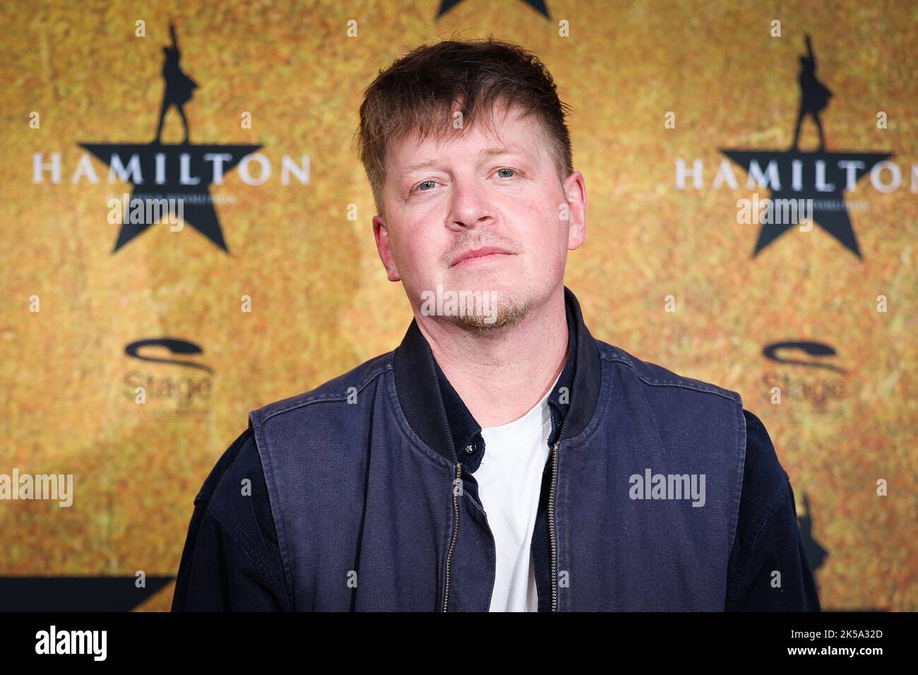 Amburgo, Germania. 06th Ott 2022. Il rapper Nico Suave cammina sul tappeto rosso per la prima tedesca del musical 'Hamilton' all'Operettenhaus Hamburg. Credit: Christian Charisius/dpa/Alamy Live News Foto Stock