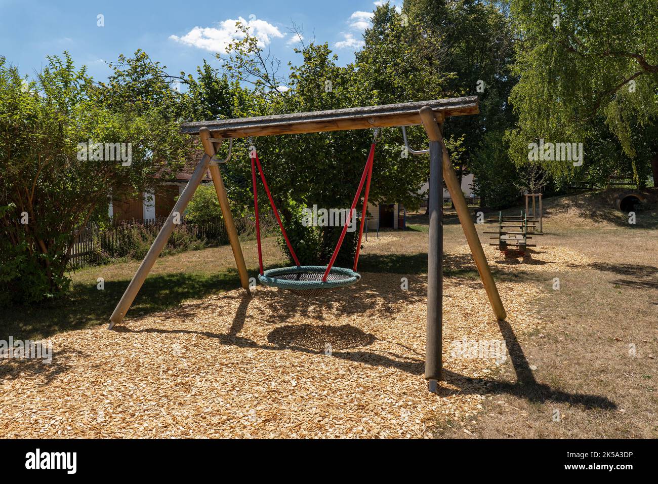 Nest swing con protezione anticaduta in un parco giochi per bambini Foto Stock