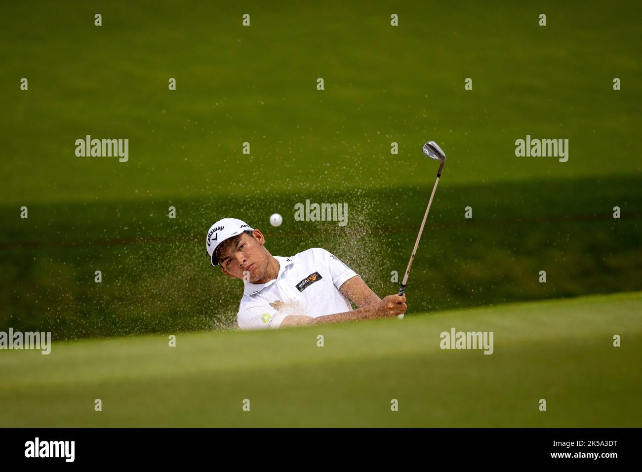 BANGKOK, THAILANDIA - 7 OTTOBRE: Phachara Khongwatmai della Thailandia sulla buca 7 durante il primo round al LIV GOLF INVITATIONAL BANGKOK al Stonehill Golf Course il 7 ottobre 2022 a Bangkok, THAILANDIA (Foto di Peter van der Klooster/Alamy Live News) Foto Stock