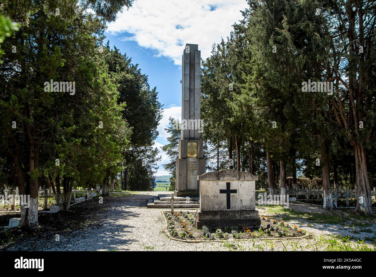 OARBA DE MURES, MURES, ROMANIA – 30 MAGGIO 2021: Monumento agli eroi rumeni della seconda guerra mondiale il 30 maggio 2021 a Oarba de Mures, Transilvania Foto Stock