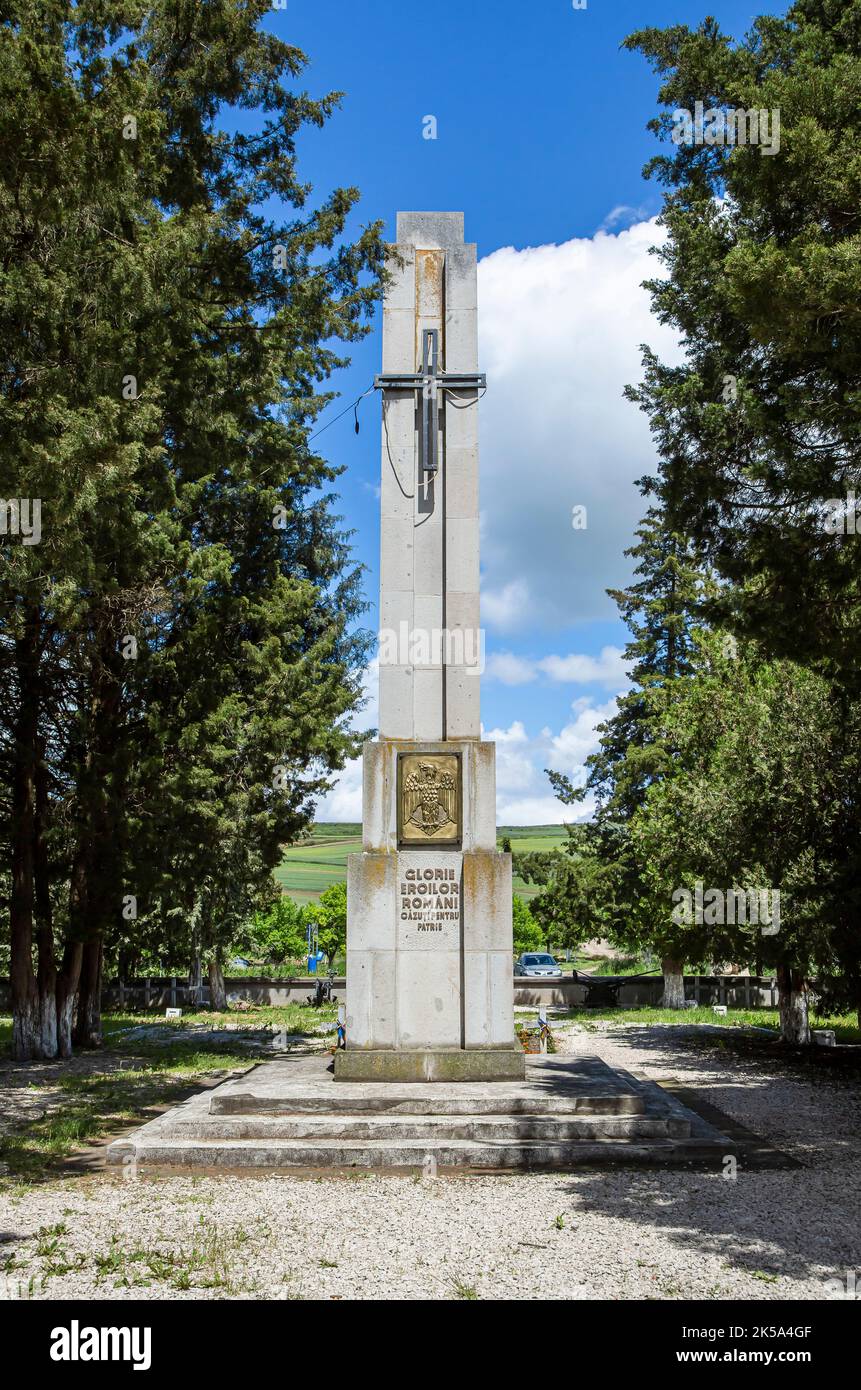 OARBA DE MURES, MURES, ROMANIA – 30 MAGGIO 2021: Monumento agli eroi rumeni della seconda guerra mondiale il 30 maggio 2021 a Oarba de Mures, Transilvania Foto Stock