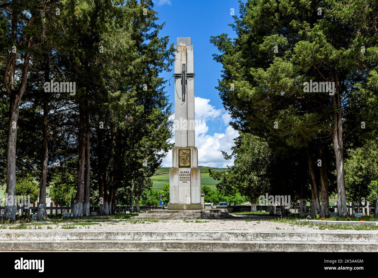 OARBA DE MURES, MURES, ROMANIA – 30 MAGGIO 2021: Monumento agli eroi rumeni della seconda guerra mondiale il 30 maggio 2021 a Oarba de Mures, Transilvania Foto Stock