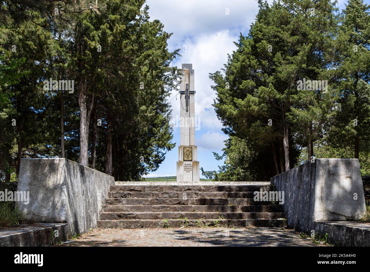 OARBA DE MURES, MURES, ROMANIA – 30 MAGGIO 2021: Monumento agli eroi rumeni della seconda guerra mondiale il 30 maggio 2021 a Oarba de Mures, Transilvania Foto Stock