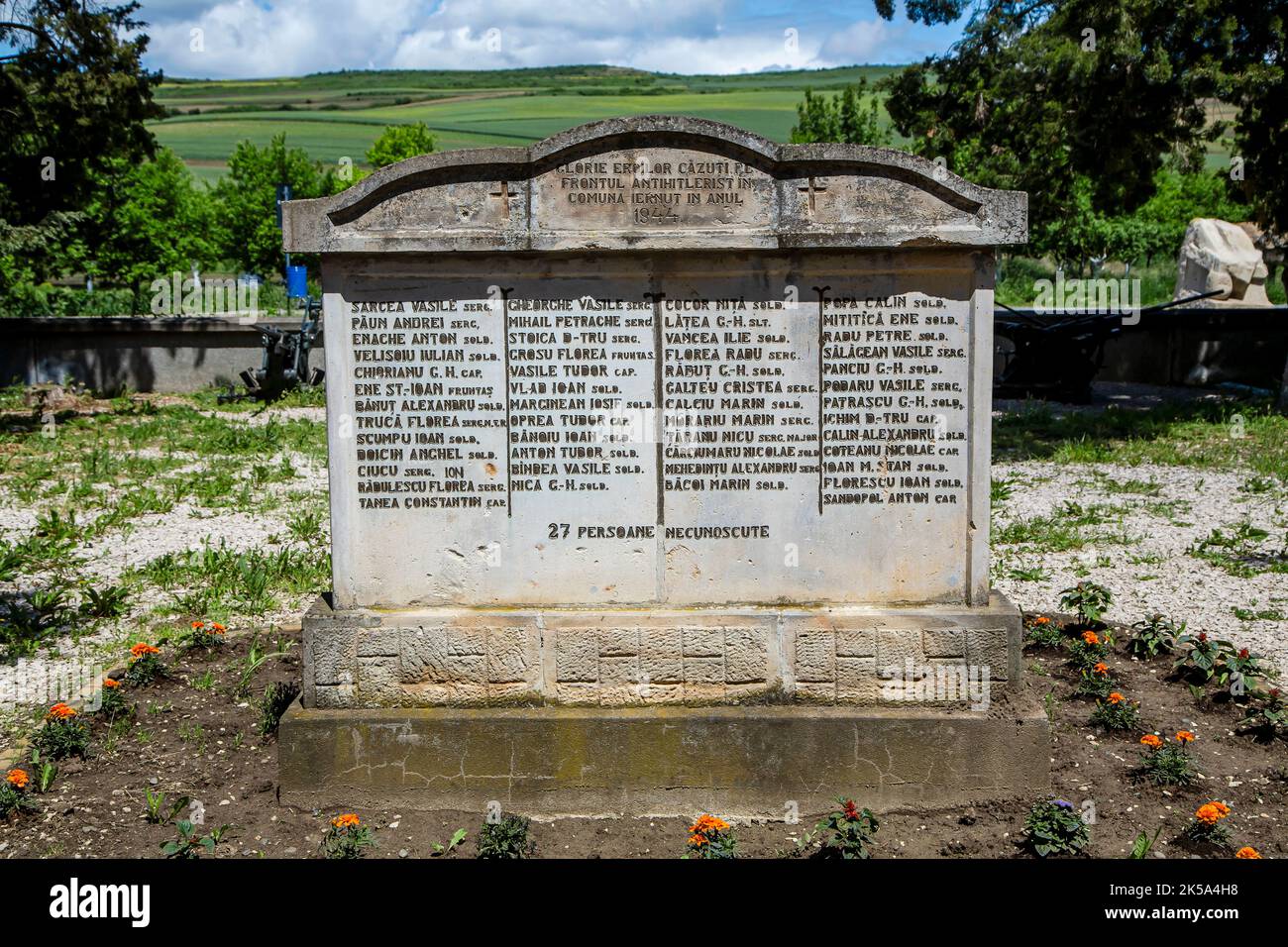 OARBA DE MURES, MURES, ROMANIA – 30 MAGGIO 2021: Monumento agli eroi rumeni della seconda guerra mondiale il 30 maggio 2021 a Oarba de Mures, Transilvania Foto Stock