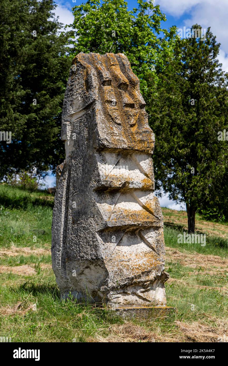 OARBA DE MURES, MURES, ROMANIA – 30 MAGGIO 2021: Statua nel campo di scultura il 30 maggio 2021 a Oarba de Mures, Transilvania Foto Stock