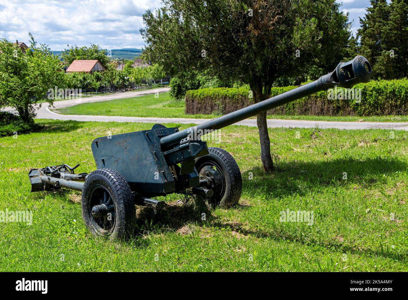 Cannoni posti al monumento agli eroi rumeni della seconda guerra mondiale il 30 maggio 2021 a Oarba de Mures, Transilvania Foto Stock