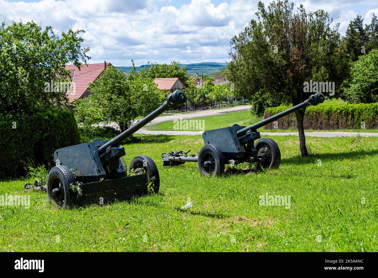 Cannoni posti al monumento agli eroi rumeni della seconda guerra mondiale il 30 maggio 2021 a Oarba de Mures, Transilvania Foto Stock