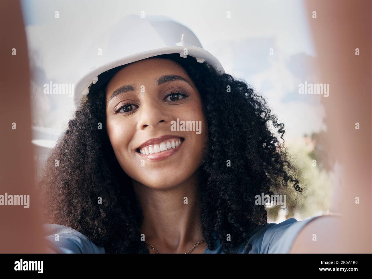 Architettura, ingegneria e selfie nero donna ritratto cantiere, industriale building manager e sviluppo immobiliare. Buon viso pov Foto Stock