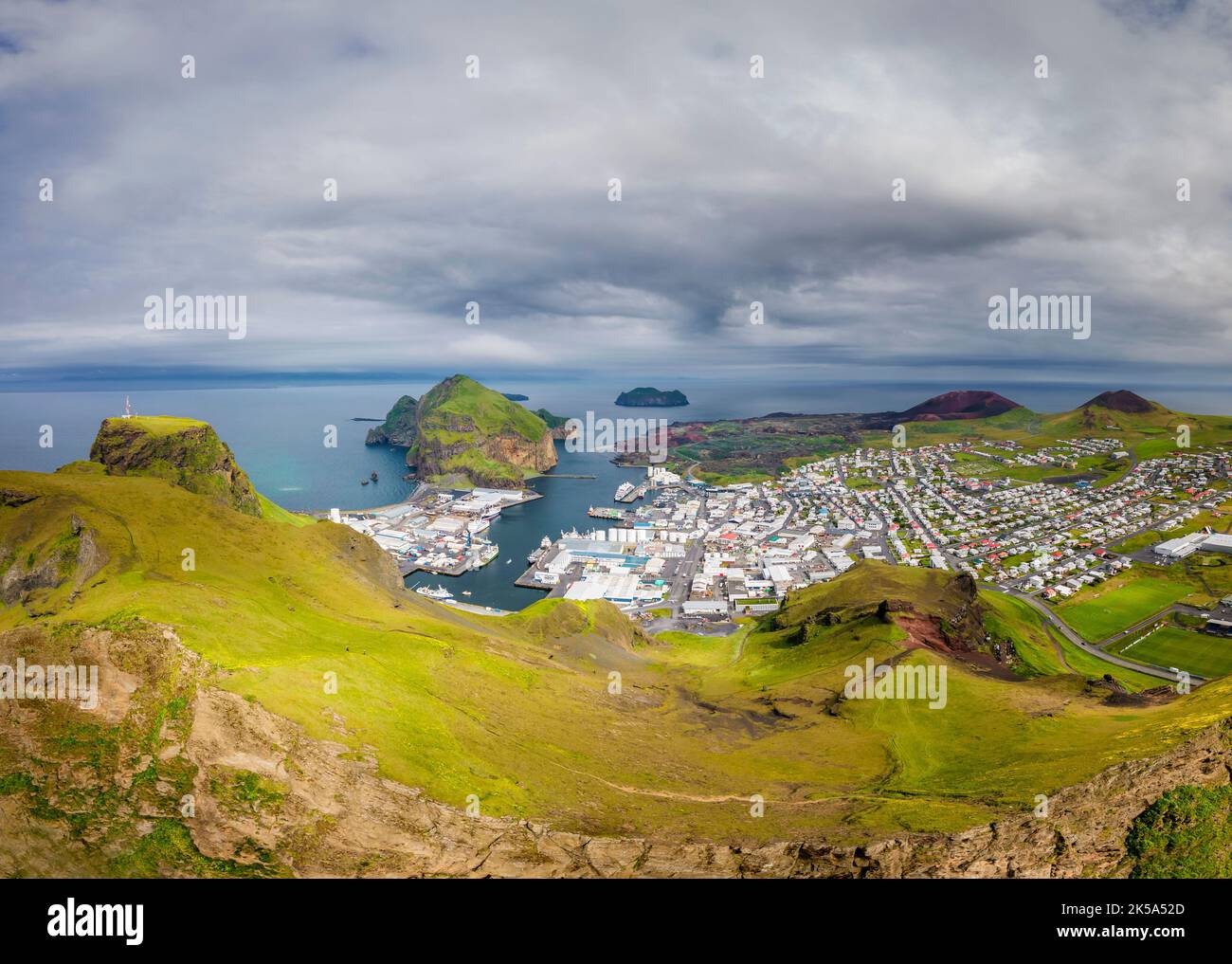 Vista della città su Heimaey e sulle montagne Foto Stock