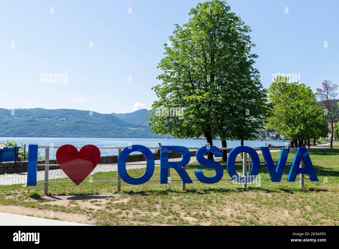 Text „i Love Orsova” nel parco pubblico di Orsova, Mehedinti, Romania. Foto Stock