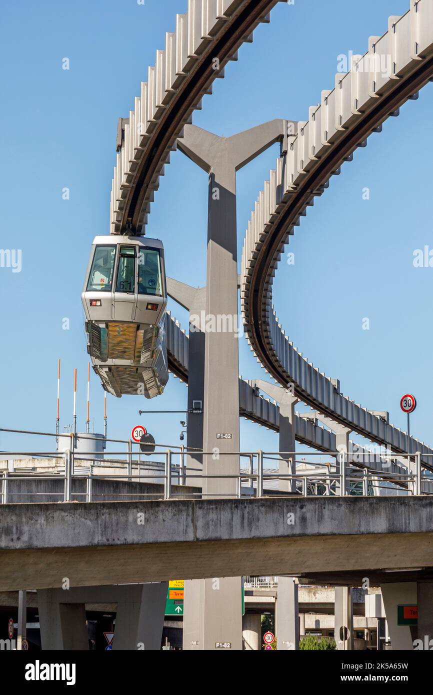 Aeroporto di Düsseldorf - lo Sky Train collega il terminal con la stazione ferroviaria dell'aeroporto e vari parcheggi nell'area dell'aeroporto Foto Stock