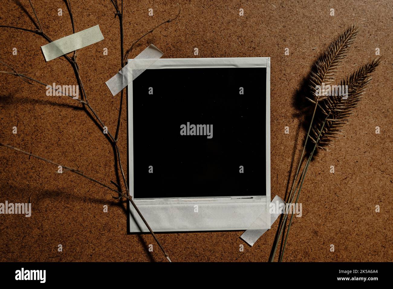 Cornice fotografica mockup e cancelleria per il design creativo del lavoro Foto Stock