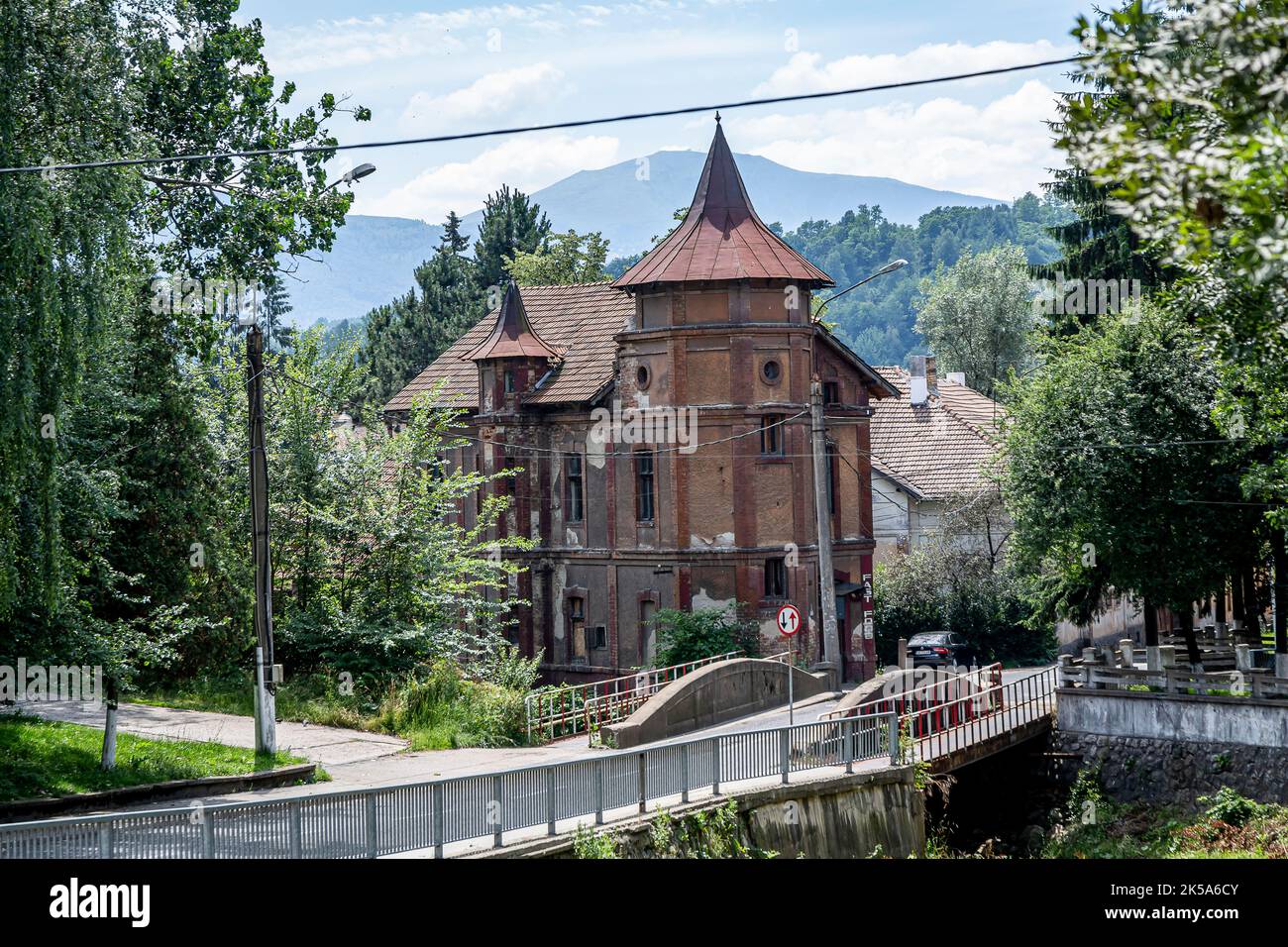 Vecchio edificio in centro il 11 luglio 2021 a Petrosani, Romania. Foto Stock