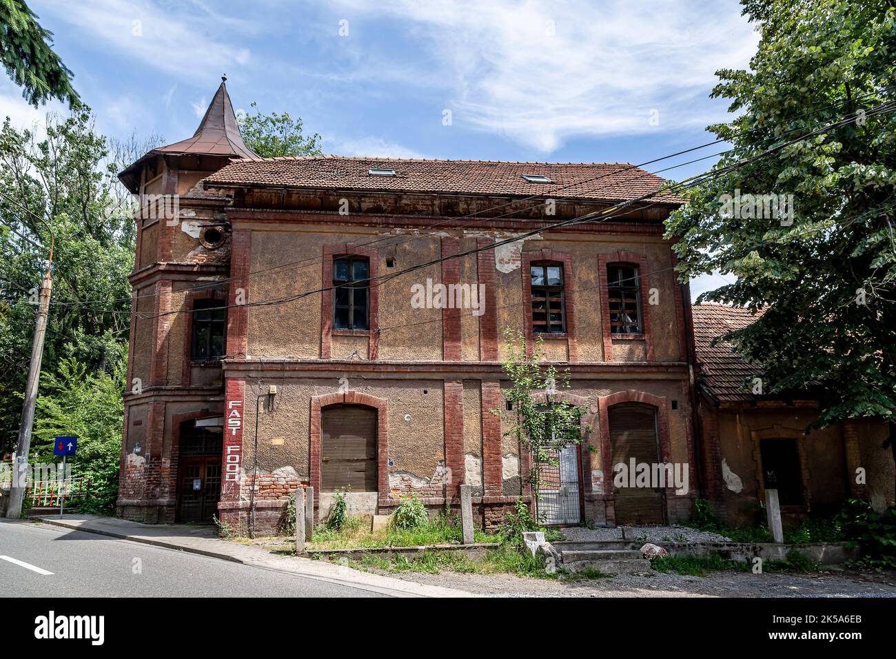 Vecchio edificio in centro il 11 luglio 2021 a Petrosani, Romania. Foto Stock