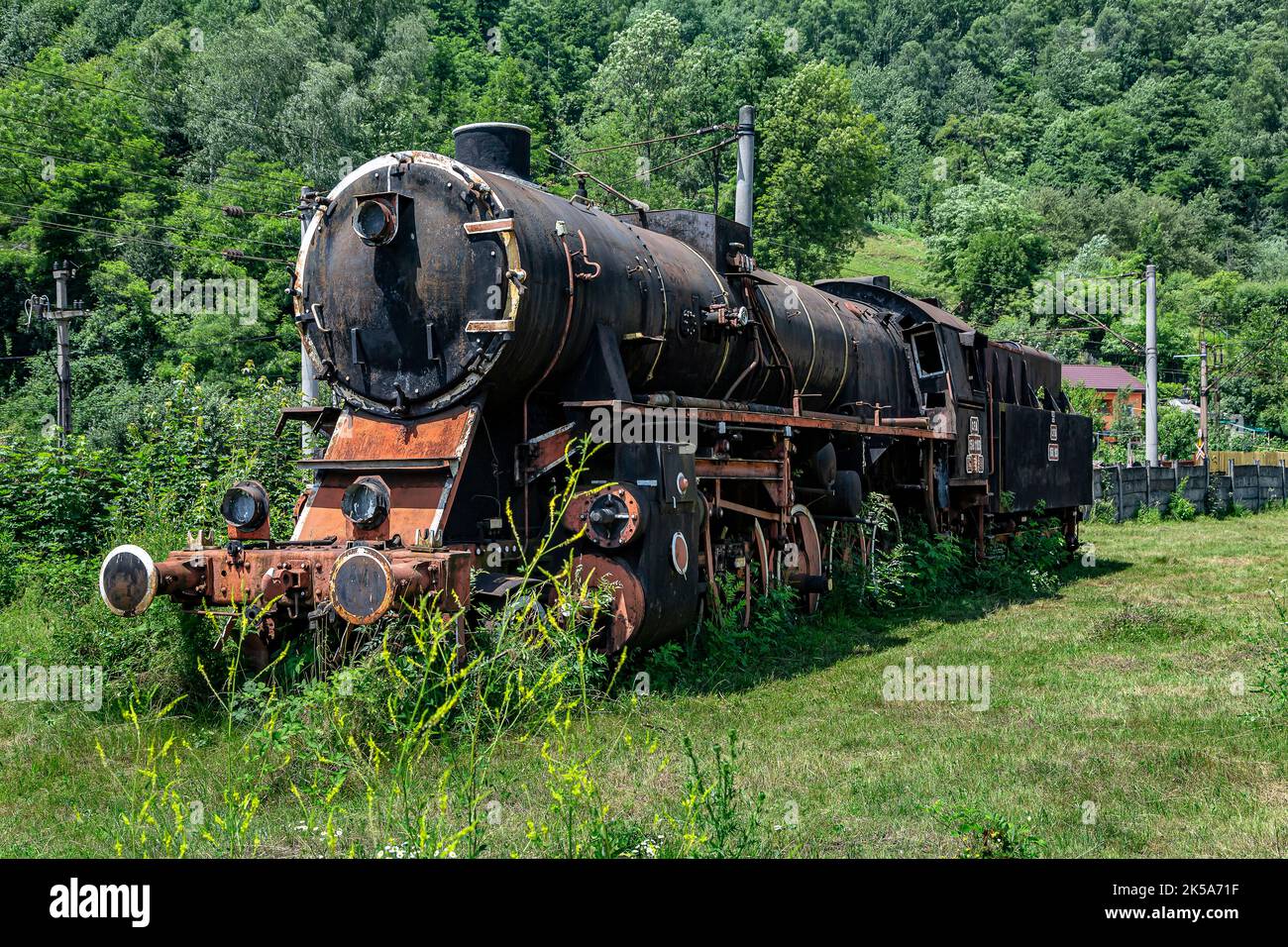 La vecchia locomotiva a vapore è parcheggiata in un deposito a Petrosani, Romania Foto Stock