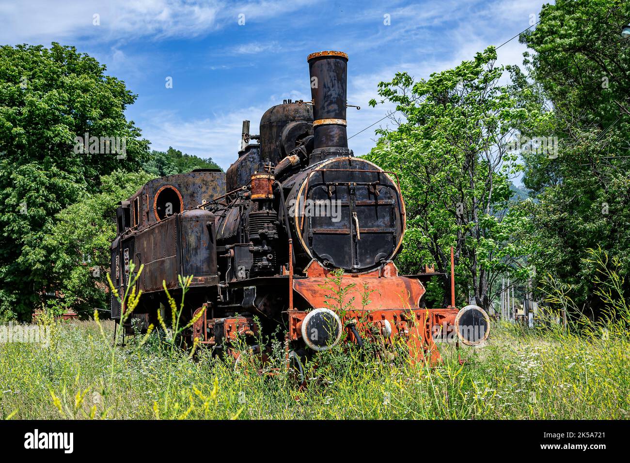 La vecchia locomotiva a vapore è parcheggiata in un deposito a Petrosani, Romania Foto Stock