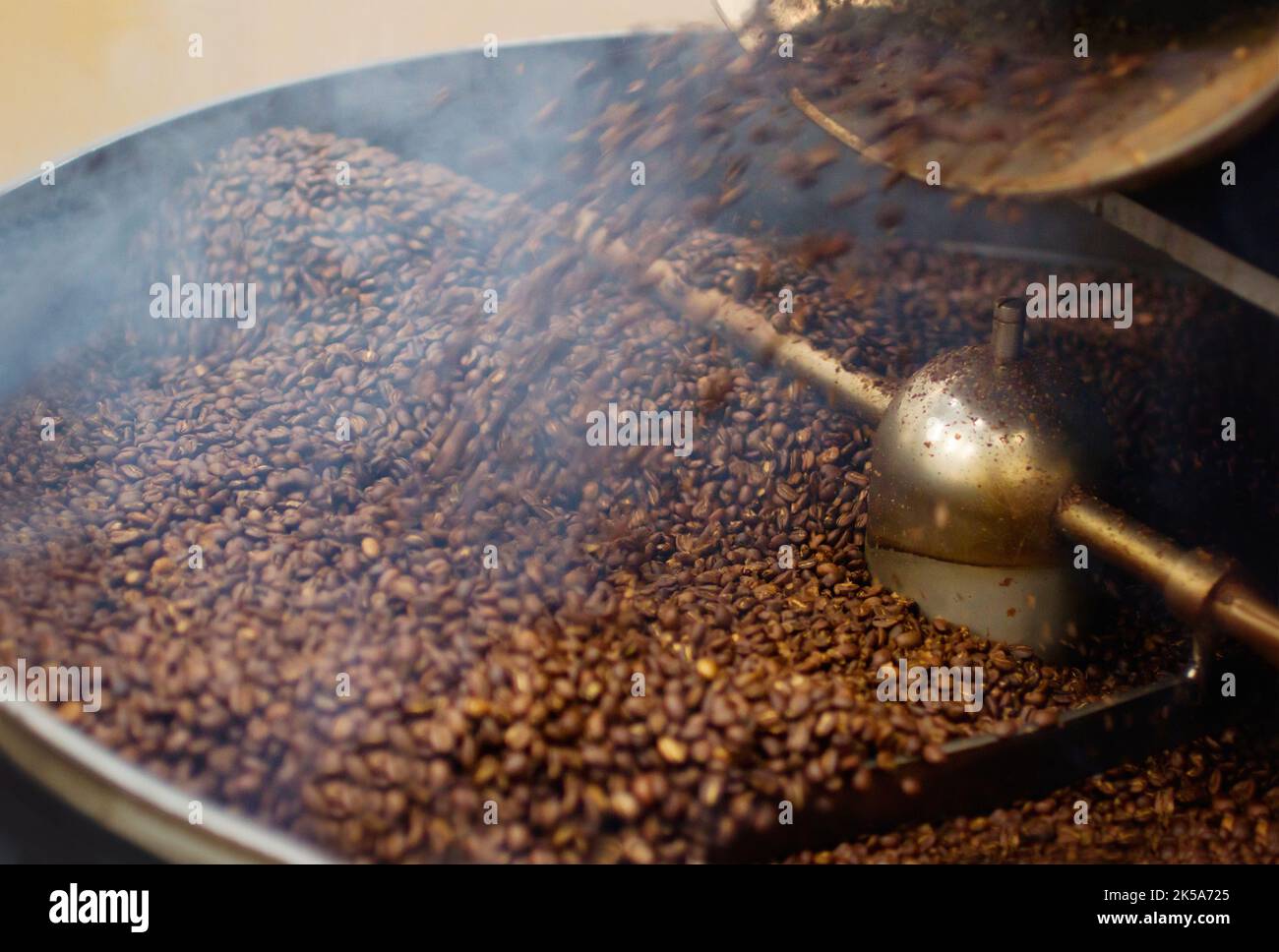 Chicchi di caffè freschi. Primo piano di chicchi di caffè tostati. Foto Stock