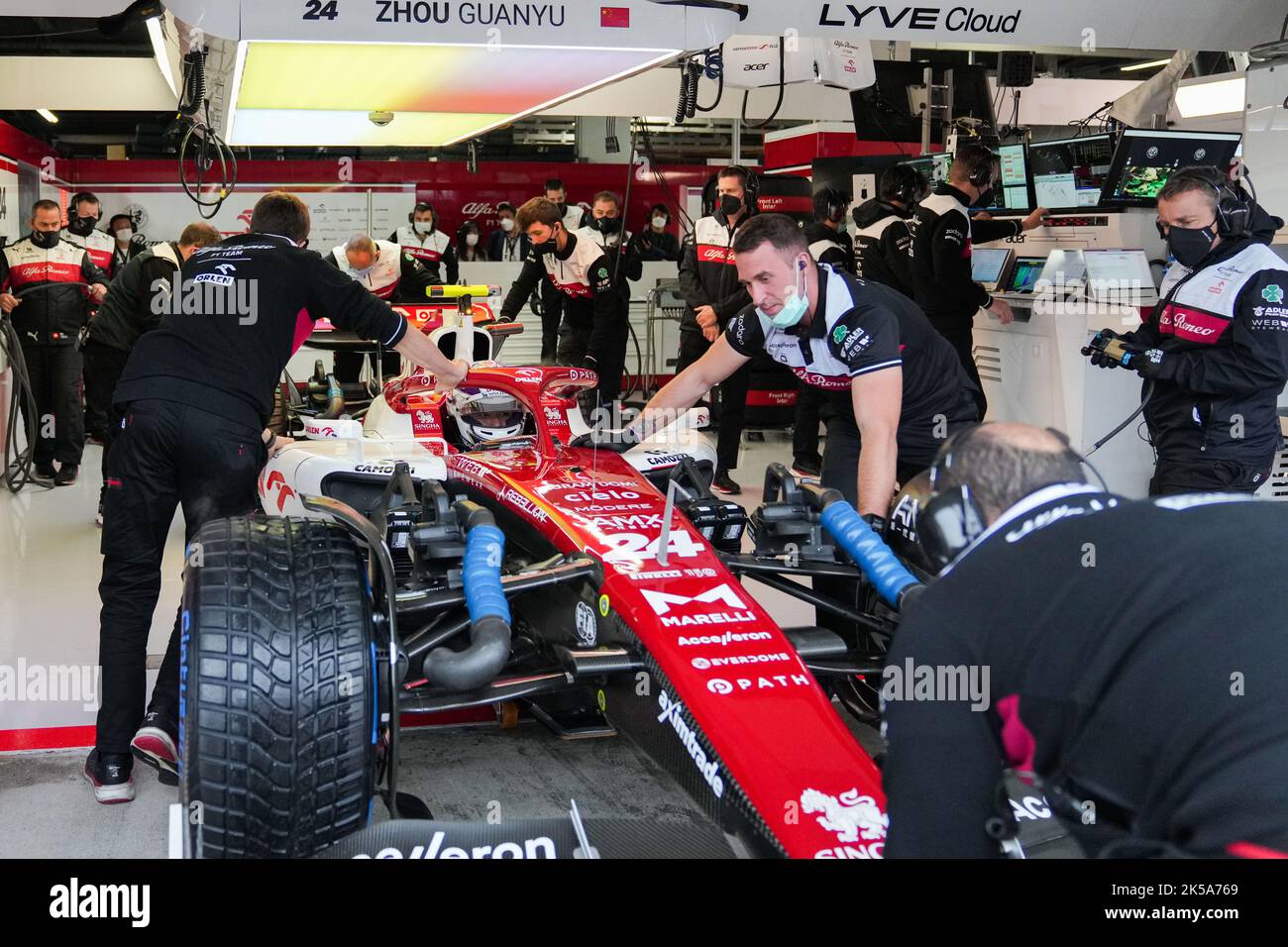 Suzuka, Giappone. 7th Ott 2022. Zhou Guanyu, pilota cinese di Alfa Romeo, fa una sosta ai box durante la prima sessione di prove libere del Gran Premio di Formula uno del Giappone che si terrà sul circuito di Suzuka a Suzuka City, in Giappone, il 7 ottobre 2022. Credit: Zhang Xiaoyu/Xinhua/Alamy Live News Foto Stock