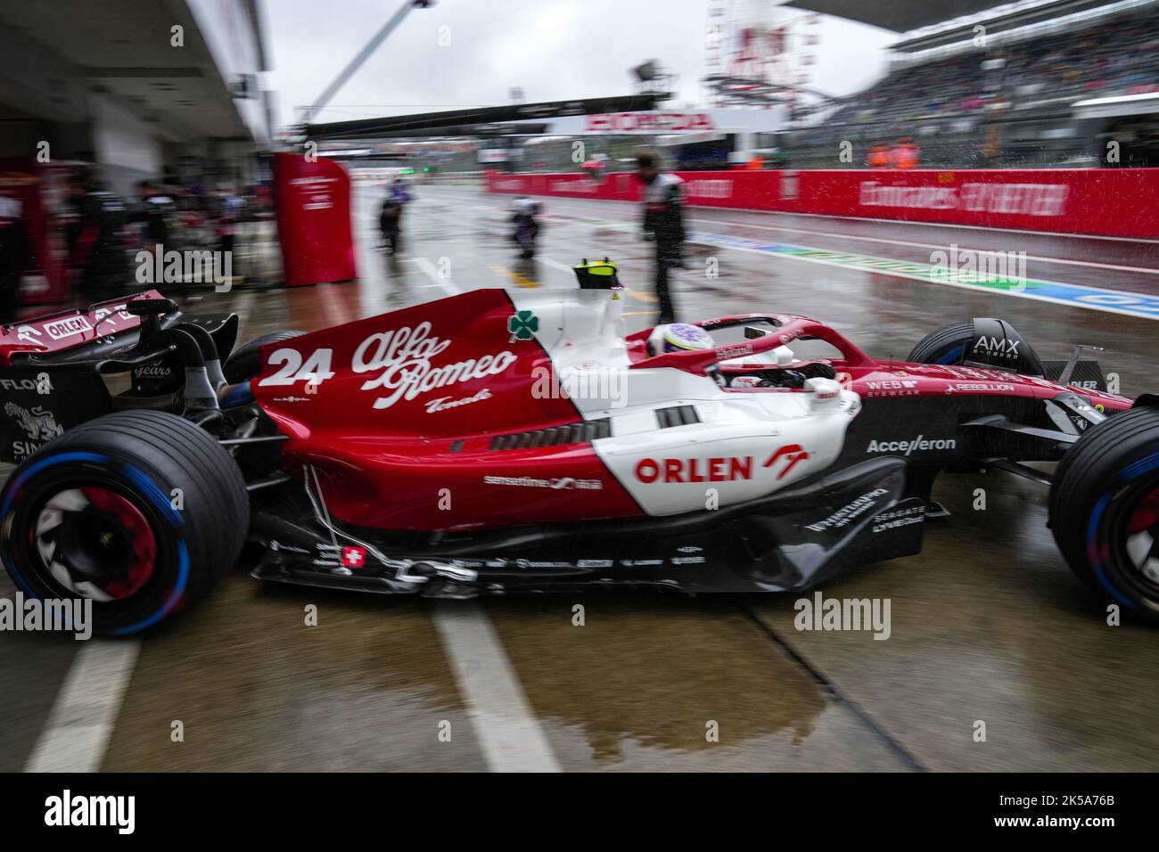 Suzuka, Giappone. 7th Ott 2022. Il pilota cinese di Alfa Romeo Zhou Guanyu guida durante la prima sessione di prove libere del Gran Premio del Giappone di Formula uno che si terrà sul circuito di Suzuka a Suzuka City, in Giappone, il 7 ottobre 2022. Credit: Zhang Xiaoyu/Xinhua/Alamy Live News Foto Stock