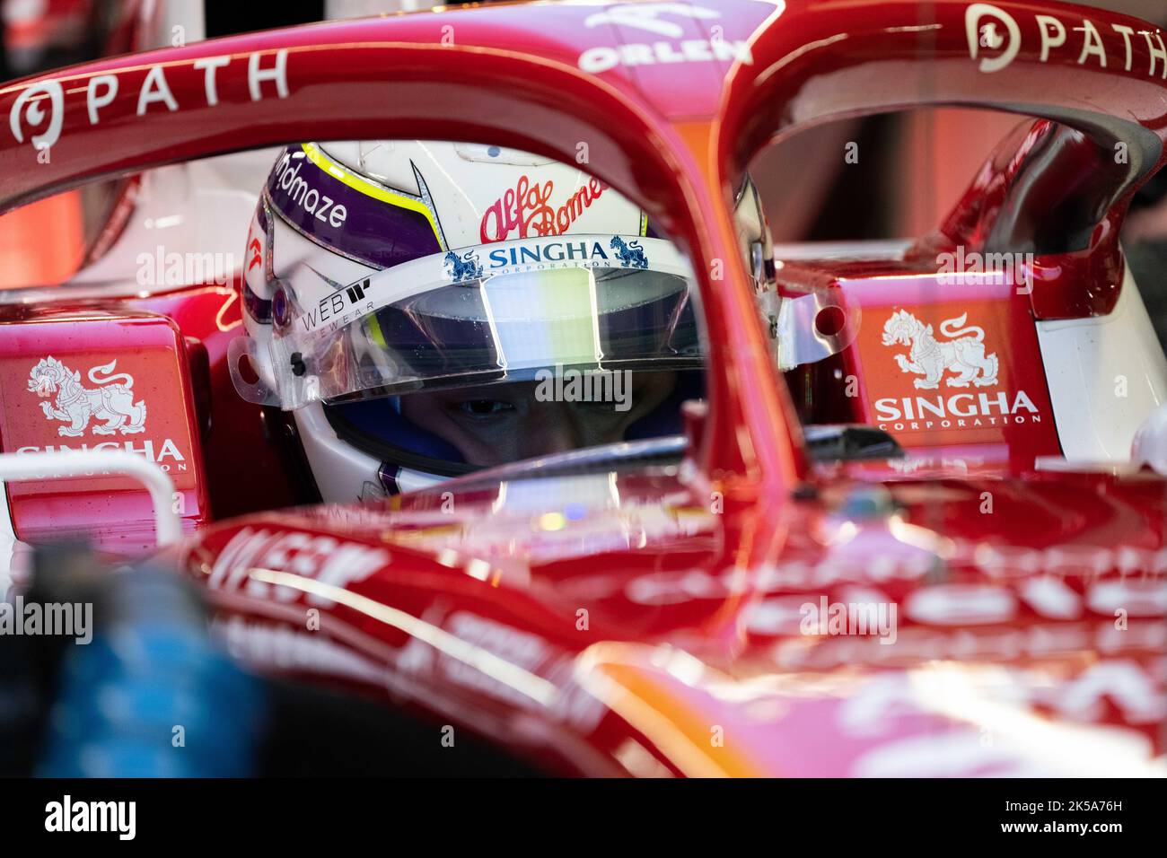 Suzuka, Giappone. 7th Ott 2022. Il pilota cinese di Alfa Romeo Zhou Guanyu guida durante la prima sessione di prove libere del Gran Premio del Giappone di Formula uno che si terrà sul circuito di Suzuka a Suzuka City, in Giappone, il 7 ottobre 2022. Credit: Zhang Xiaoyu/Xinhua/Alamy Live News Foto Stock