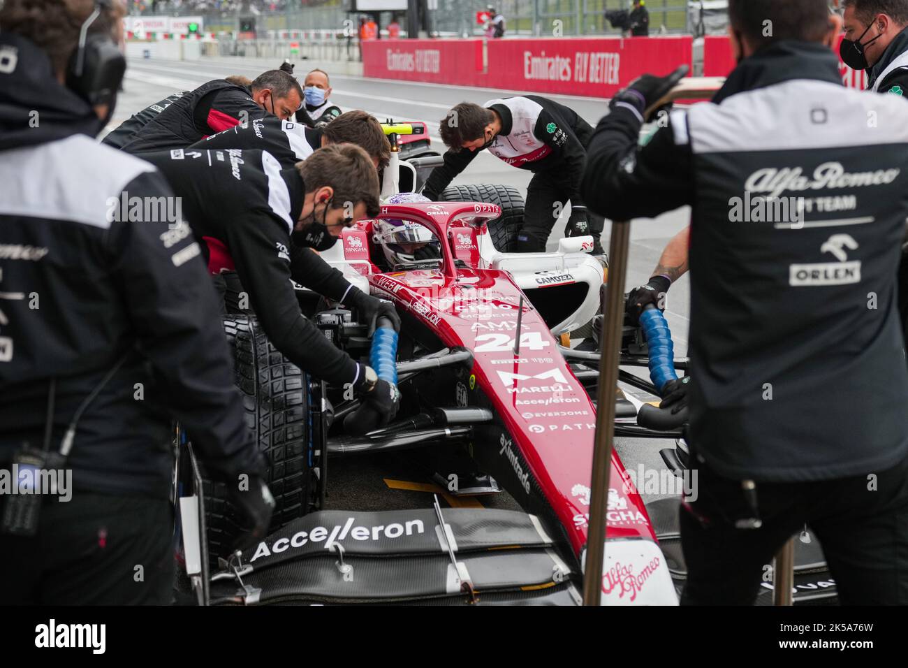 Suzuka, Giappone. 7th Ott 2022. Zhou Guanyu, pilota cinese di Alfa Romeo, fa una sosta ai box durante la prima sessione di prove libere del Gran Premio di Formula uno del Giappone che si terrà sul circuito di Suzuka a Suzuka City, in Giappone, il 7 ottobre 2022. Credit: Zhang Xiaoyu/Xinhua/Alamy Live News Foto Stock