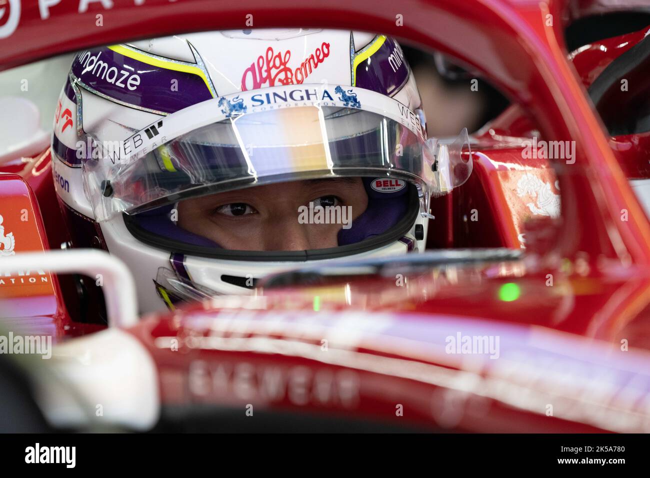 Suzuka, Giappone. 7th Ott 2022. Il pilota cinese di Alfa Romeo Zhou Guanyu è visto prima della prima sessione di prove libere del Gran Premio del Giappone di Formula uno che si terrà sul circuito di Suzuka a Suzuka City, in Giappone, il 7 ottobre 2022. Credit: Zhang Xiaoyu/Xinhua/Alamy Live News Foto Stock