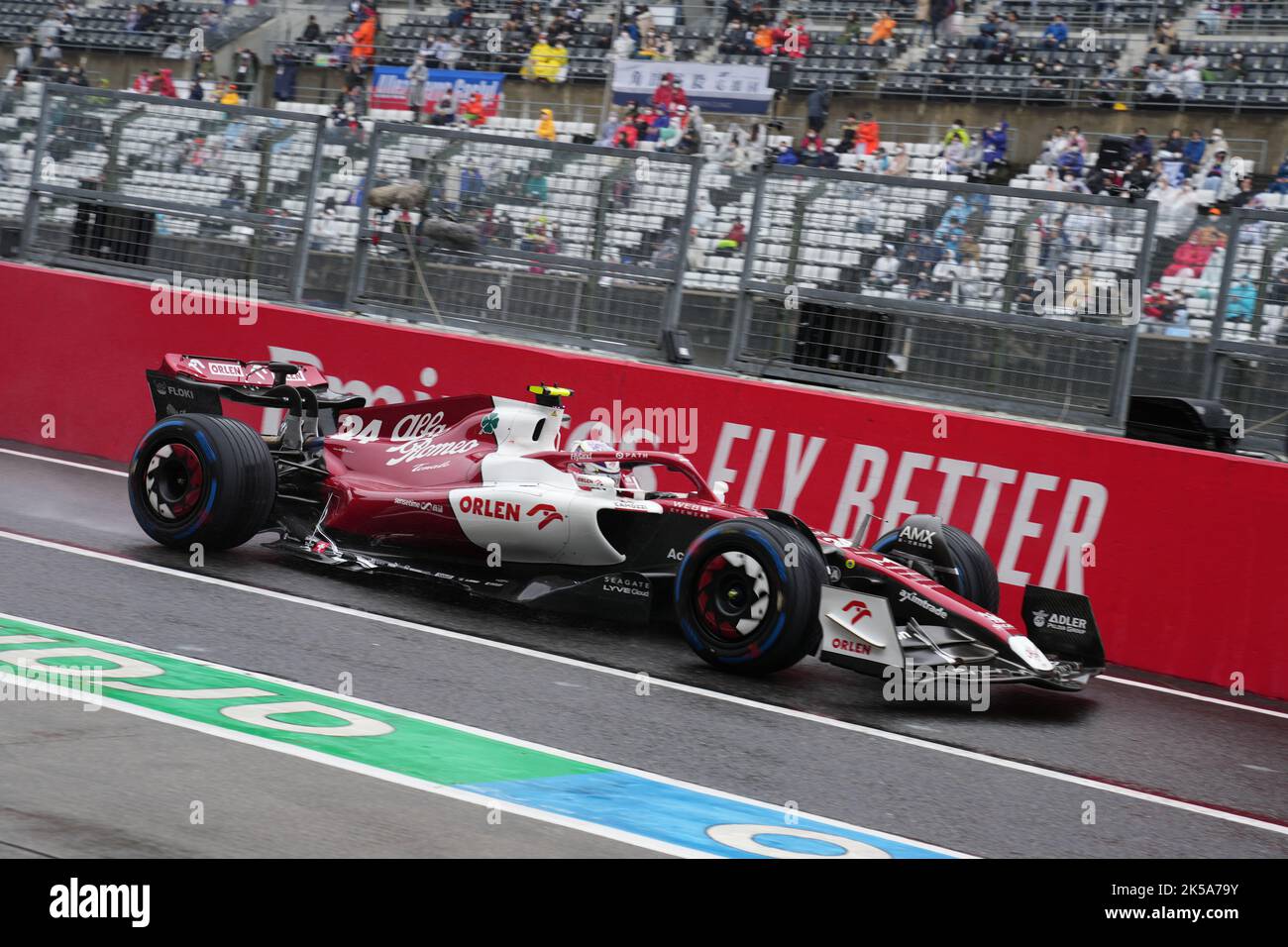 Suzuka, Giappone. 7th Ott 2022. Il pilota cinese di Alfa Romeo Zhou Guanyu guida durante la prima sessione di prove libere del Gran Premio del Giappone di Formula uno che si terrà sul circuito di Suzuka a Suzuka City, in Giappone, il 7 ottobre 2022. Credit: Zhang Xiaoyu/Xinhua/Alamy Live News Foto Stock