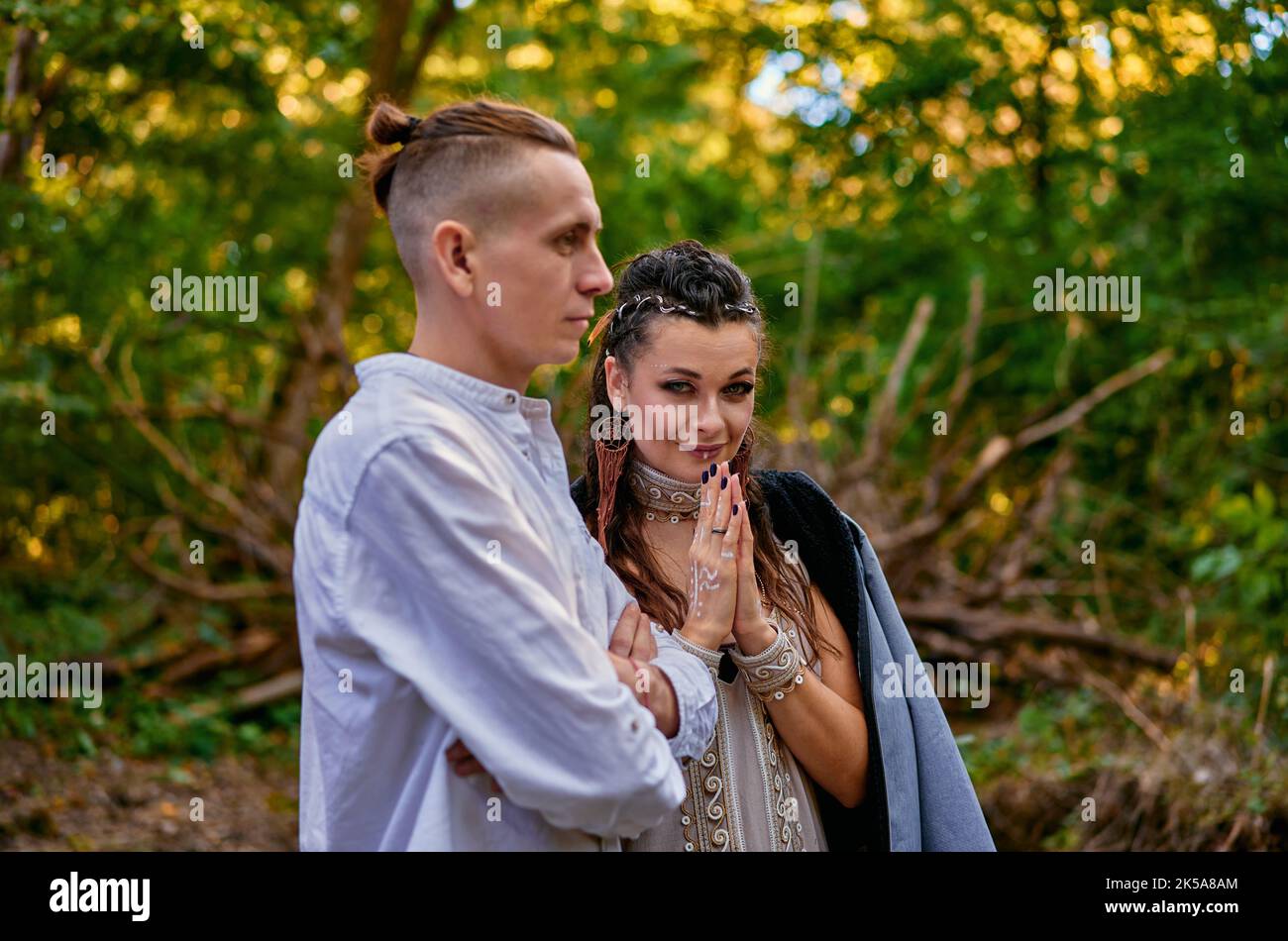 ragazza con un ragazzo cammina in una foresta misteriosa Foto Stock