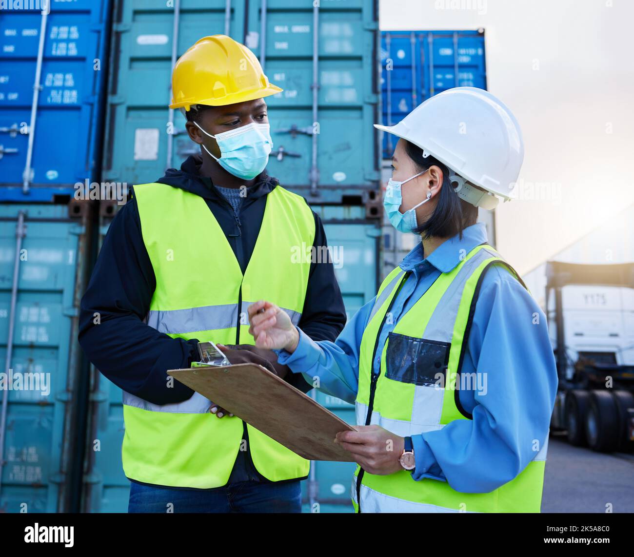 Team di gestione dei container, covid checklist sicurezza e carico di sicurezza o responsabile delle ispezioni. Strategia di collaborazione per la supply chain dell'inventario Foto Stock