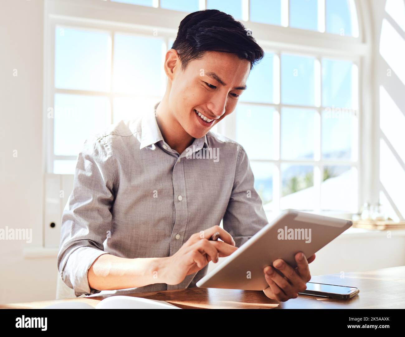 Uomo asiatico, tablet e marketing manager che fanno pianificazione online in un ufficio moderno mentre leggono le comunicazioni via e-mail. Buon uomo d'affari di startup con Foto Stock