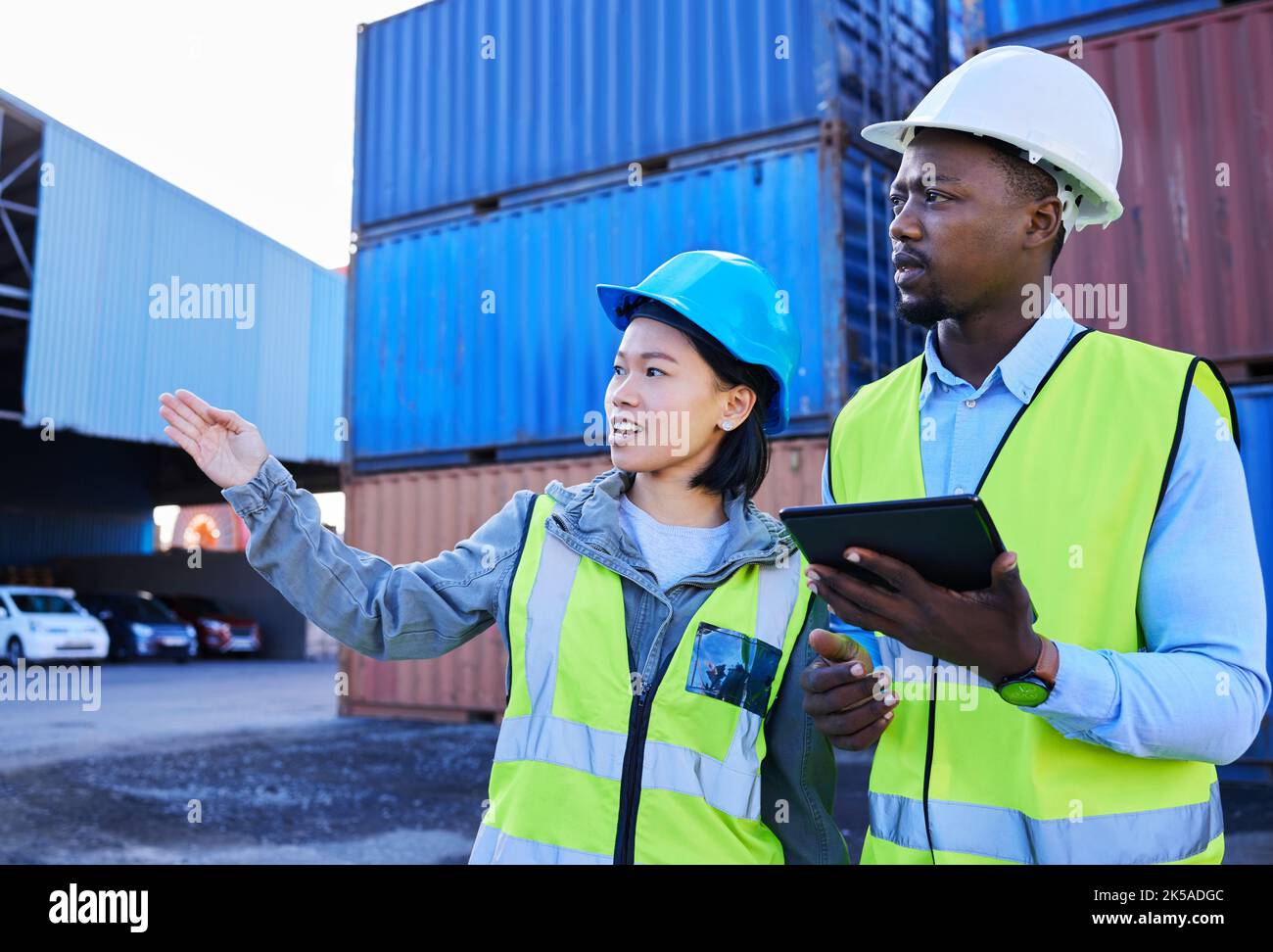 Logistica, tablet e team per la spedizione industriale di lavoratori che controllano il magazzino nel deposito container. Persone aziendali o appaltatori nel lavoro di squadra Foto Stock