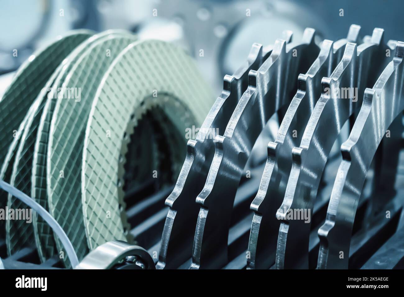 Parti metalliche rotonde del veicolo in fabbrica come sfondo industriale. Foto Stock