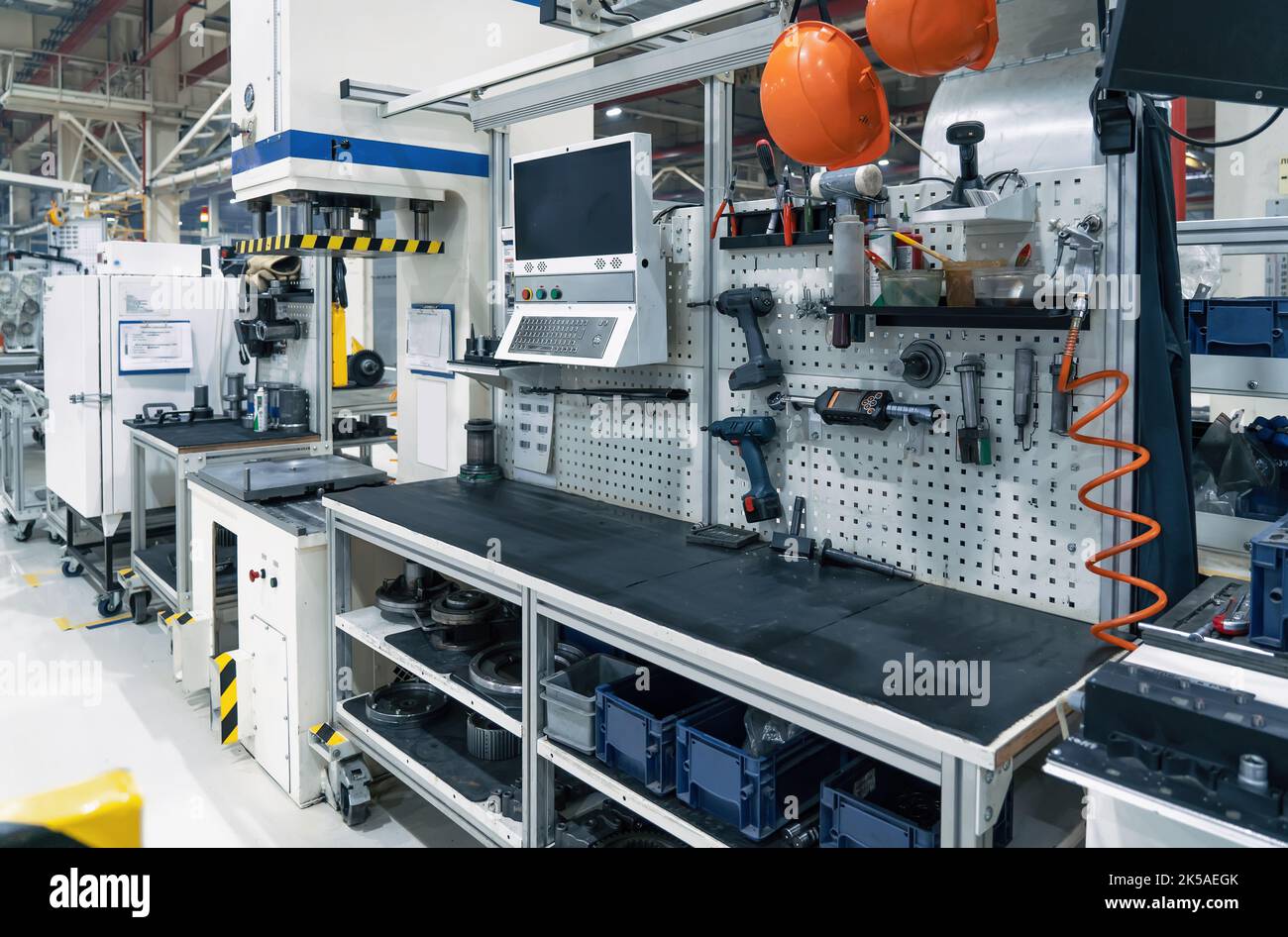 Luogo di lavoro in moderni stabilimenti industriali, interni e attrezzature. Foto Stock