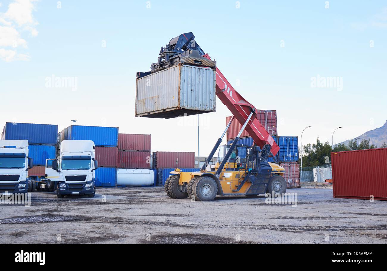 Industria logistica, contenitori di spedizione di carrelli elevatori per l'esportazione del camion di distribuzione e della catena di approvvigionamento in Canada. Trasporto internazionale per e-commerce Foto Stock