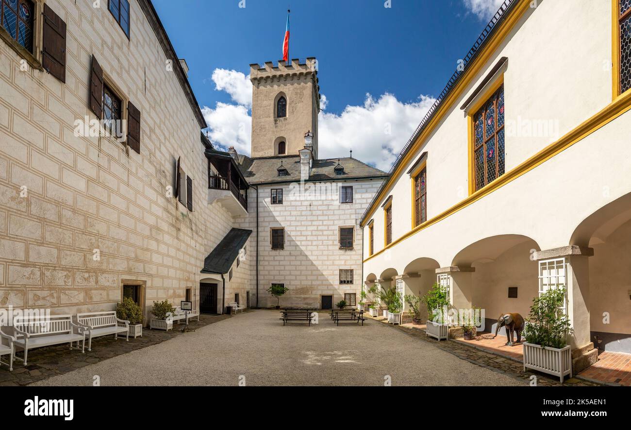 Cortile del castello di Rozmberk - Castello di Rosenberg - nella Boemia meridionale, Rozmberk nad Vltavou, Repubblica Ceca Foto Stock