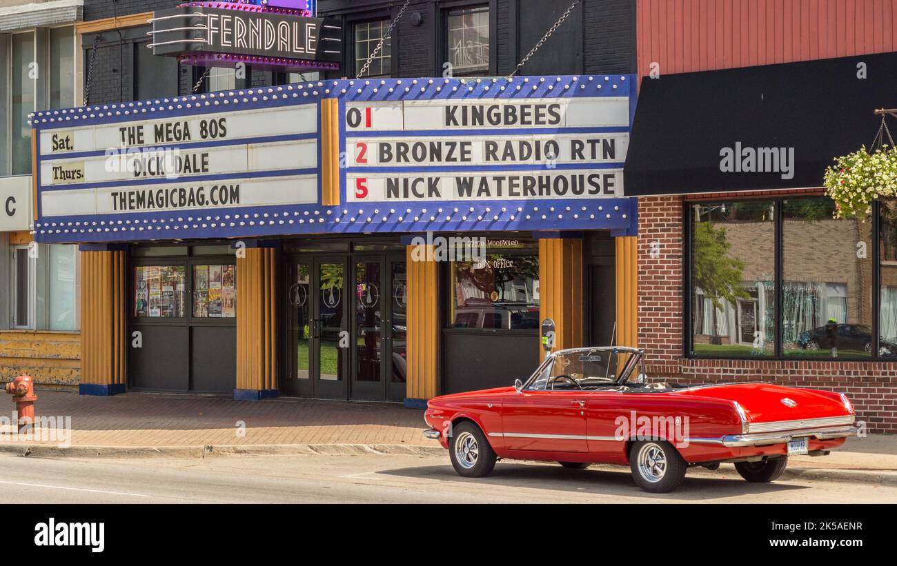 FERNDALE, MI/USA - 18 AGOSTO 2016: Un'auto 1964 Plymouth Valiant Signet 200 alla Magic Bag, rotta di Woodward Dream Cruise. Foto Stock